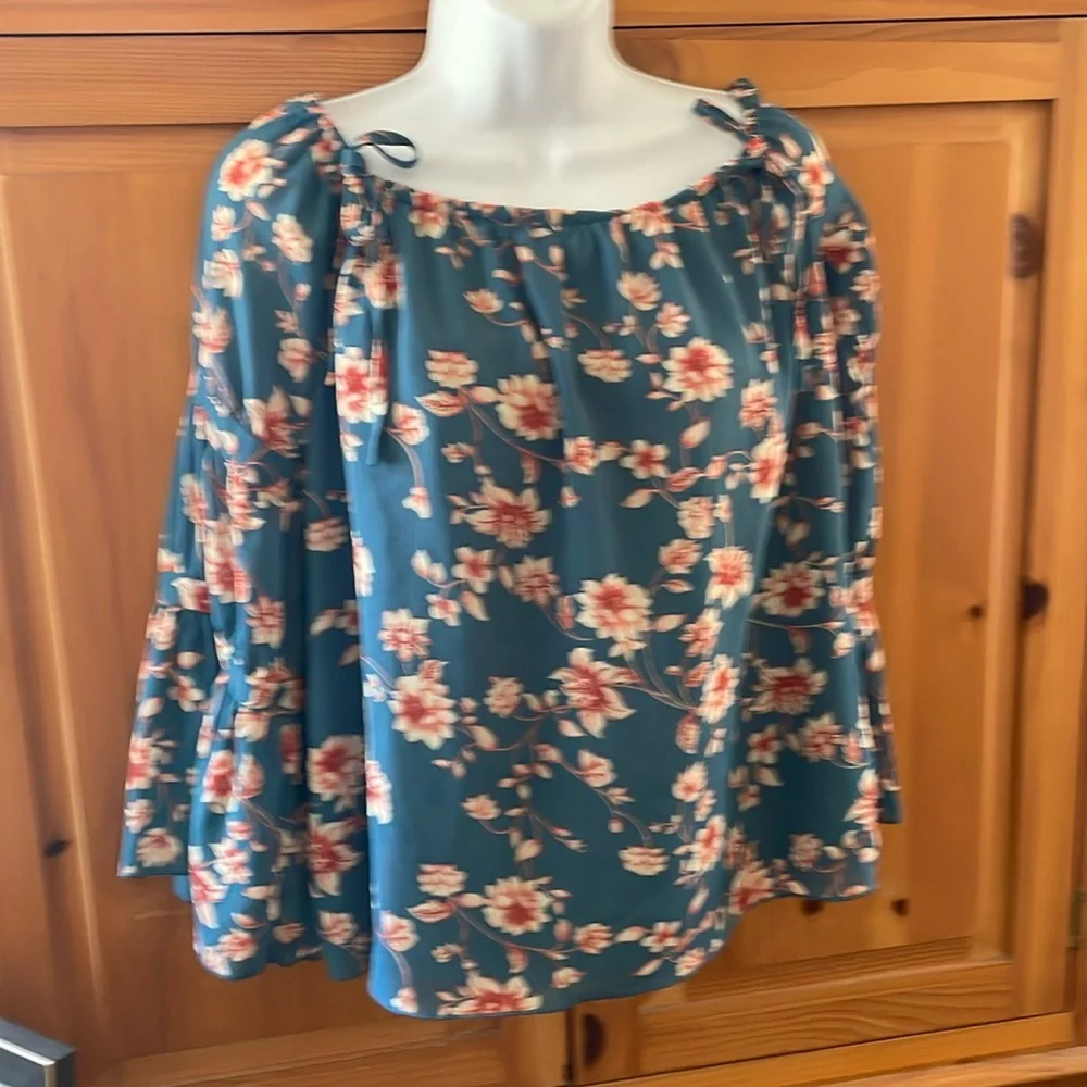 Floral Off-Shoulder Blouse - Picture 10 of 15